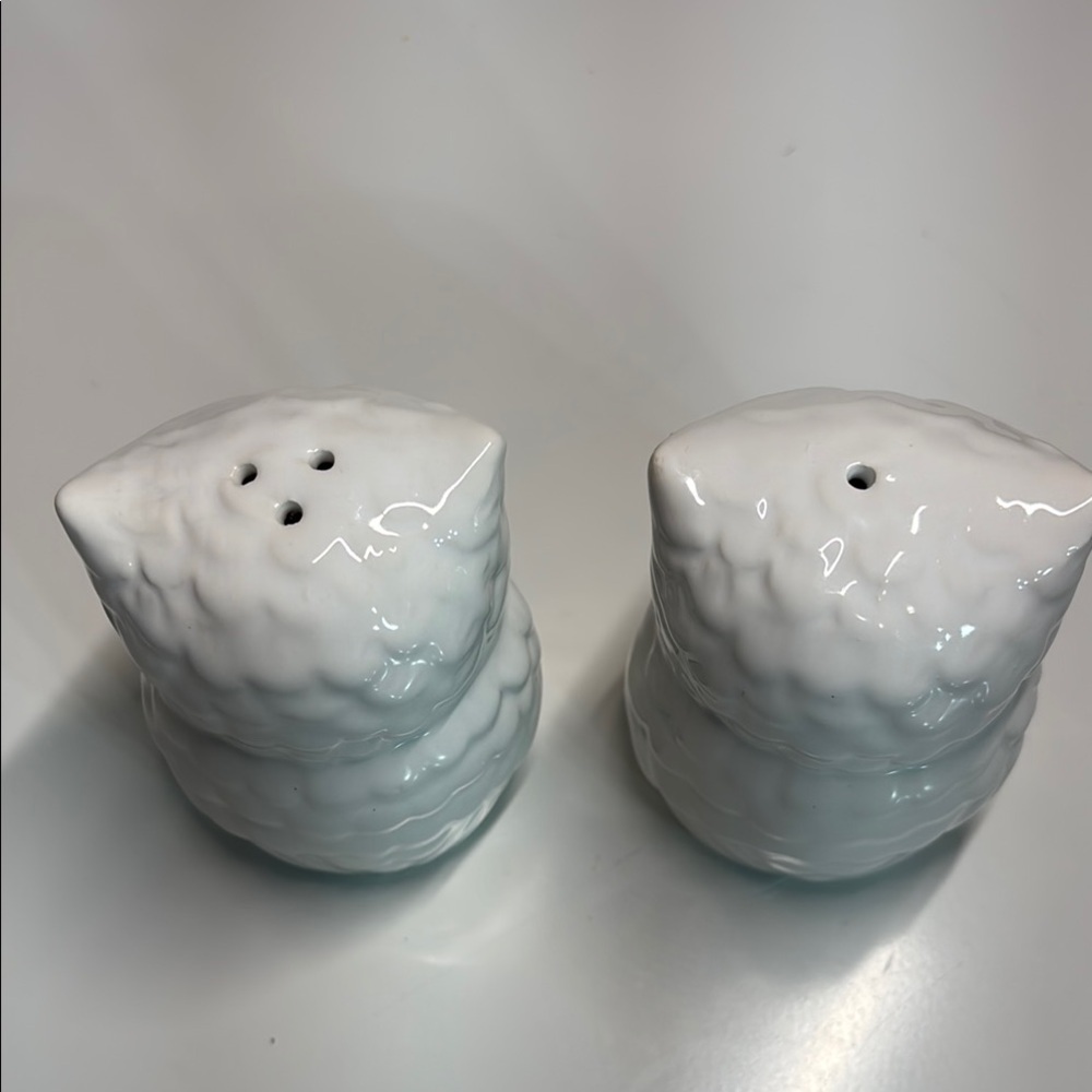 White Ceramic Owl Figurine Salt & Pepper shaker - Picture 4 of 6